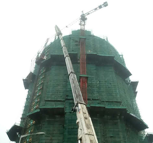 莒县吊车在工地上作业